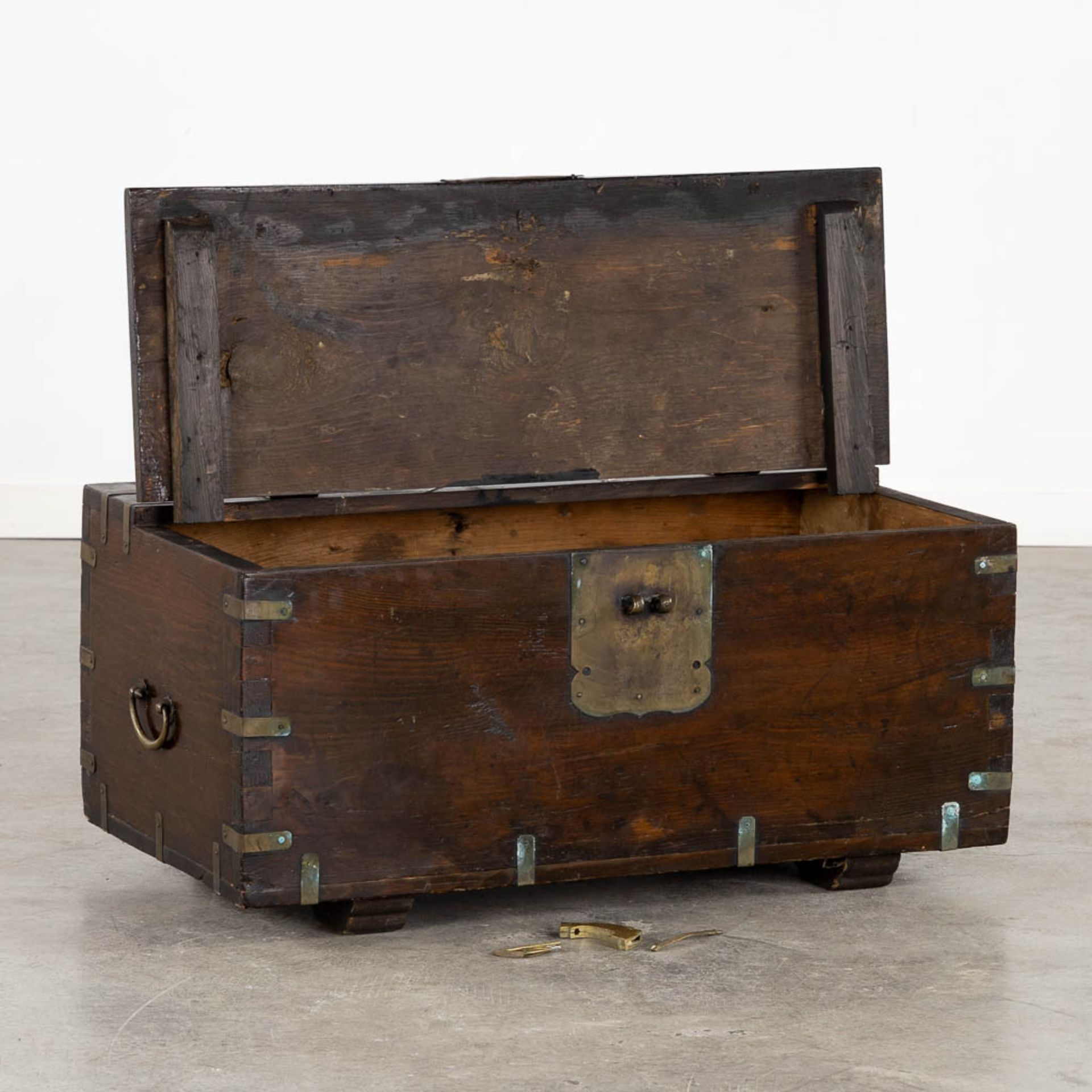 An antique Oriental chest with brass hardware. (L:43 x W:76 x H:40 cm) - Image 3 of 13