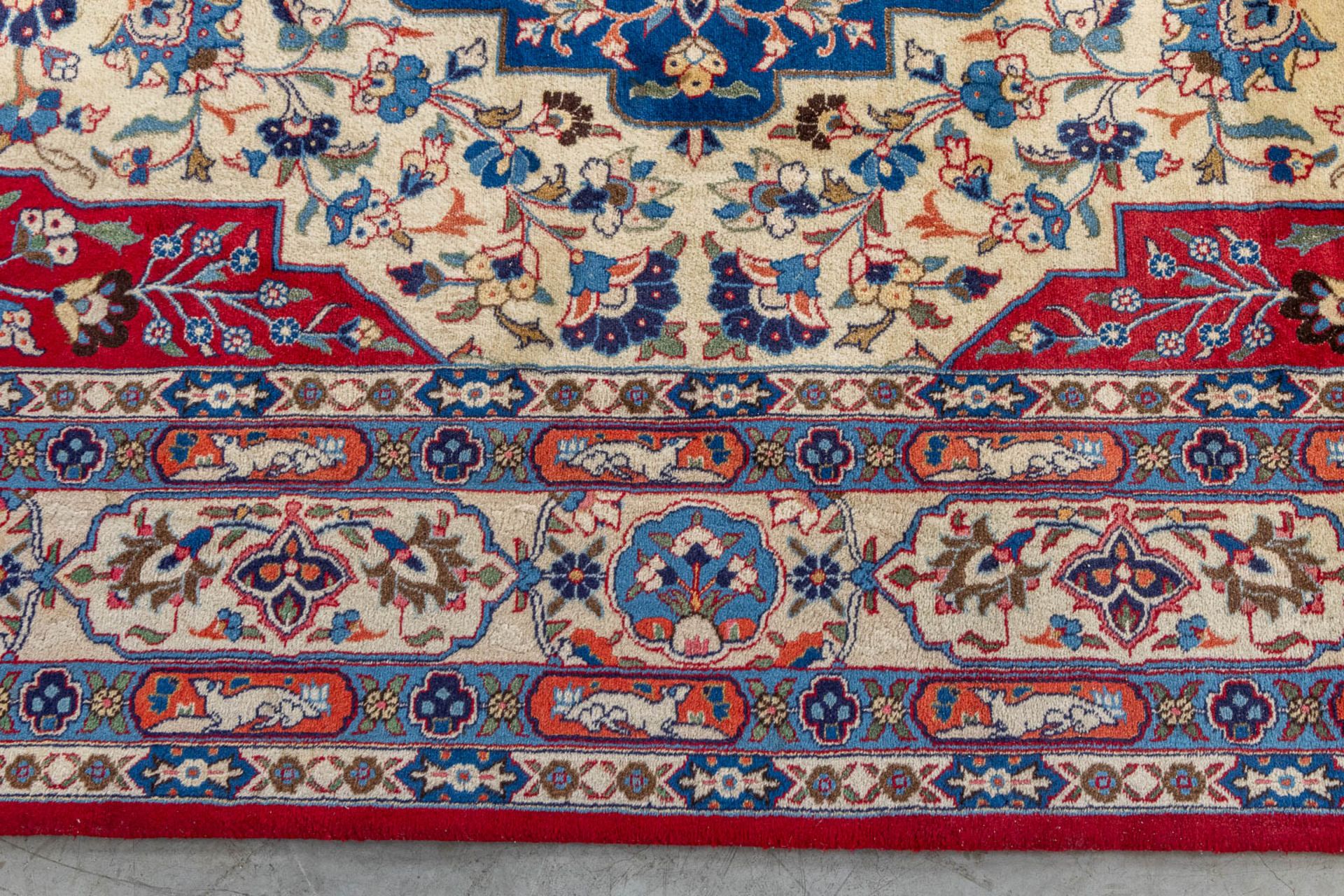 An Oriental hand-made carpet, Varamin. (L:28 x W:203 cm) - Image 9 of 11