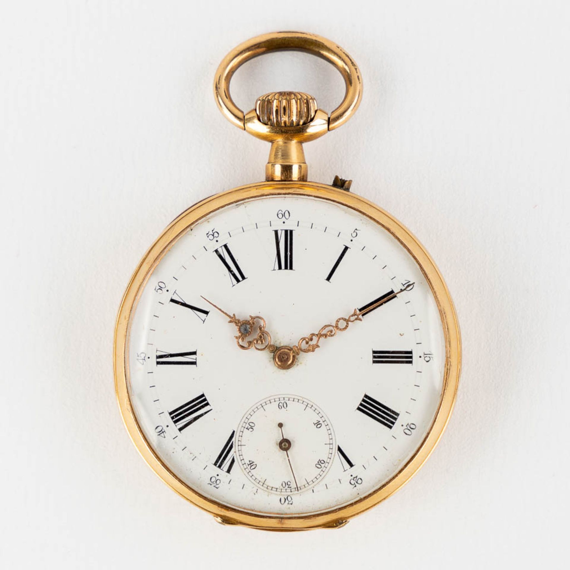 An antique pocket watch, 18kt yellow gold with a white enamel dial. (H:6,3 x D:4,3 cm)