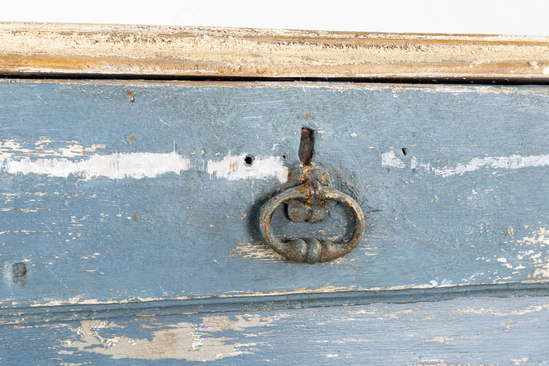 An antique commode, blue-patinated. 18th C. (L:63 x W:131 x H:100 cm) - Image 9 of 11