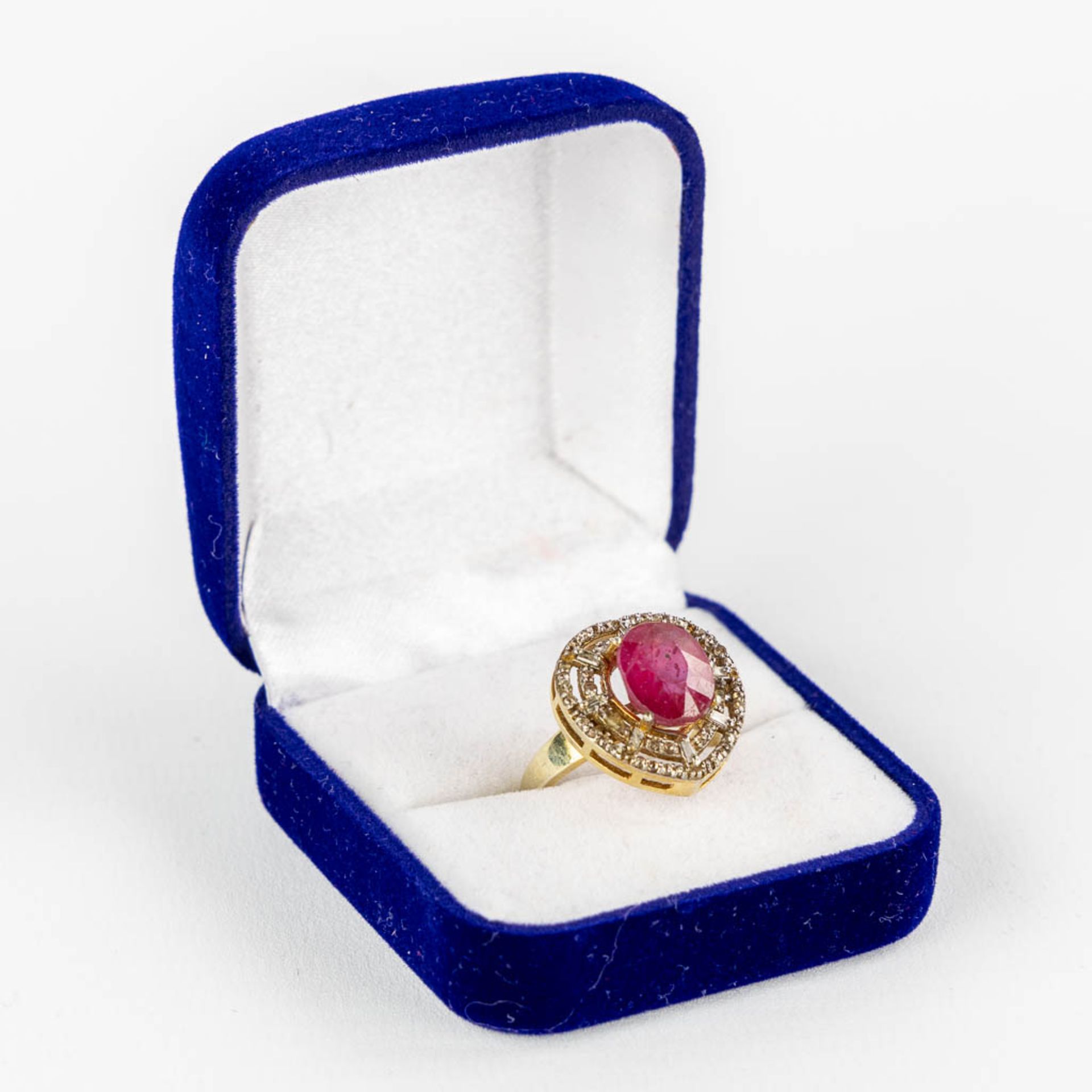 A ring, gilt silver with a facetted sapphire, old cut diamonds. 6,34g. Ring size 56. - Image 3 of 9