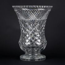 A large and decorative vase made of cut crystal. (H:31 x D:23 cm)