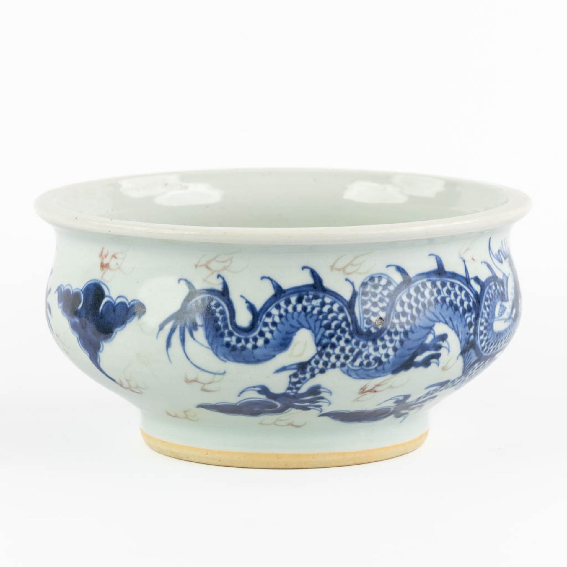A Chinese cencer with a blue-white and red dragon decor. 19th C. (H:11 x D:21,5 cm) - Image 4 of 11
