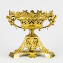 An antique tazza, gilt bronze decorated with angels. Circa 1900. (L:22 x W:30 x H:27 cm)