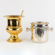 A gold- and silverplated Champagne cooler. (H:26 x D:23 cm)