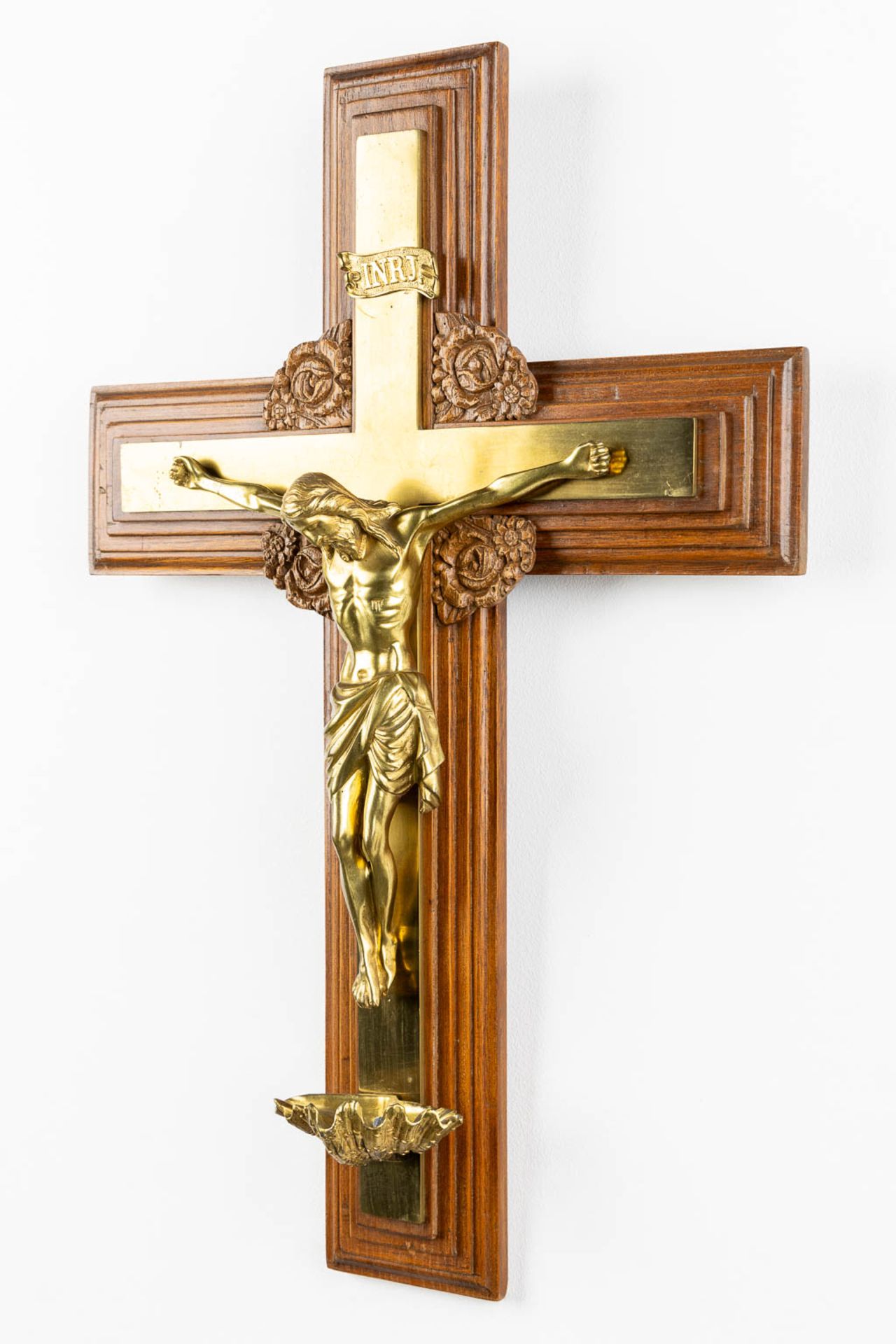 A crucifix with small holy water font, bronze mounted on wood. (W:41 x H:60 cm) - Image 3 of 9