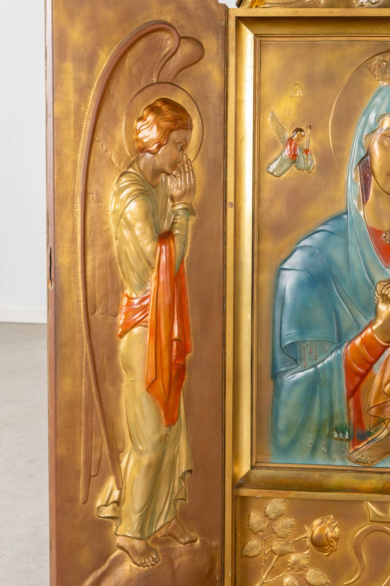 A large triptych, wood and repousse copper, patinated with images of Madonna with Child and Angels. - Image 3 of 14