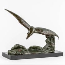 Alexandre OULINE (act.1918-1940) 'Seagull' patinated bronze. (L:17 x W:45 x H:37 cm)