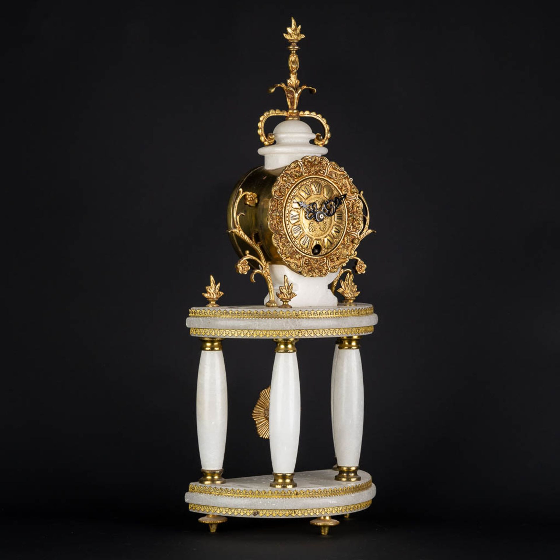 A column clock, brass and alabaster. 20th C. (L:13 x W:25 x H:60 cm) - Image 3 of 13