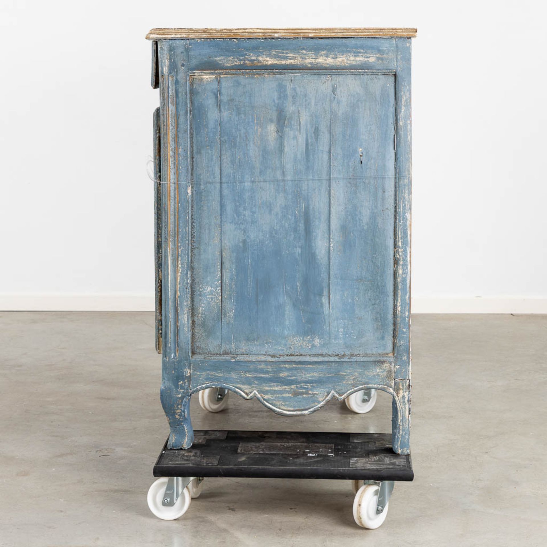 An antique commode, blue-patinated. 18th C. (L:63 x W:131 x H:100 cm) - Image 5 of 11
