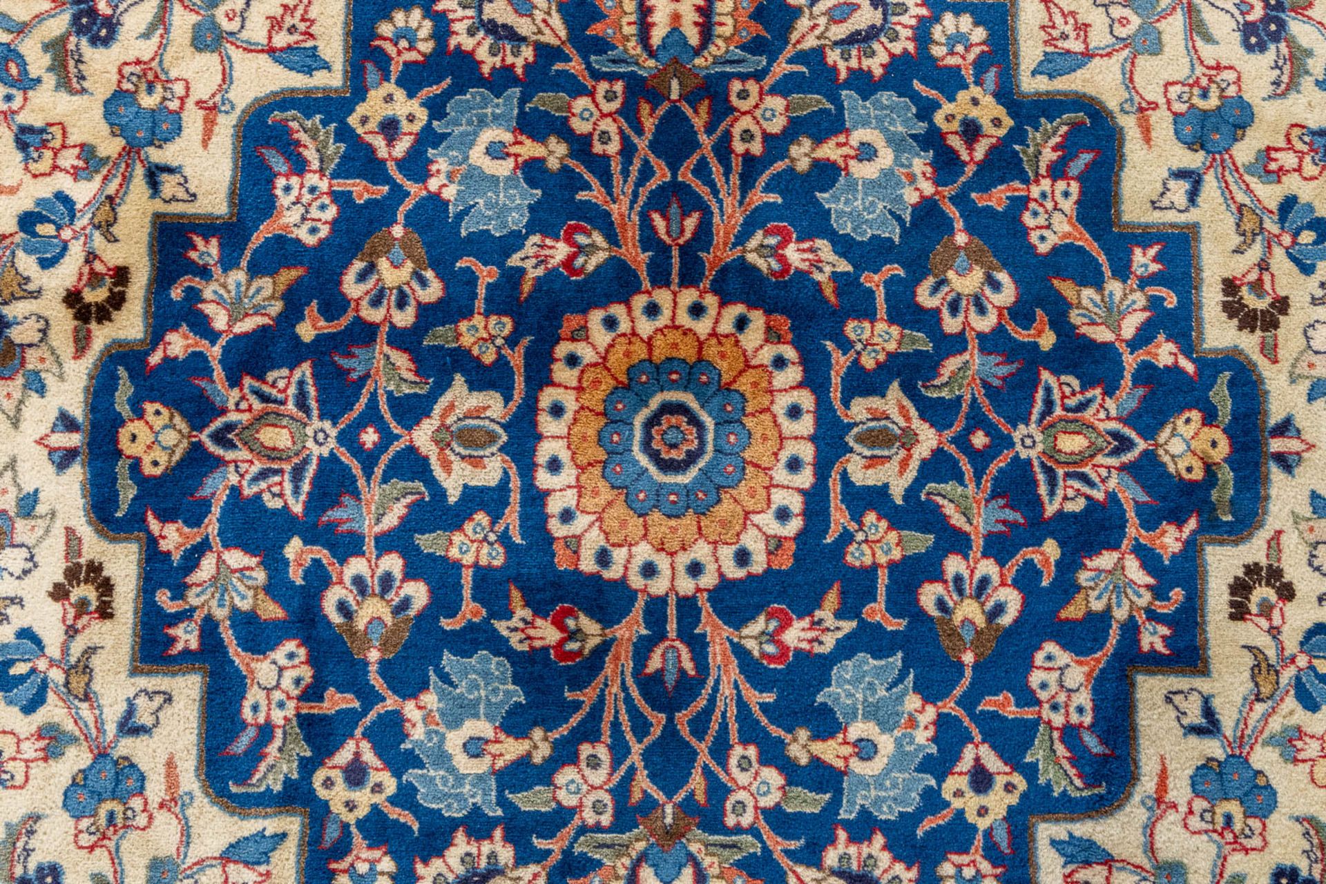 An Oriental hand-made carpet, Varamin. (L:28 x W:203 cm) - Image 6 of 11