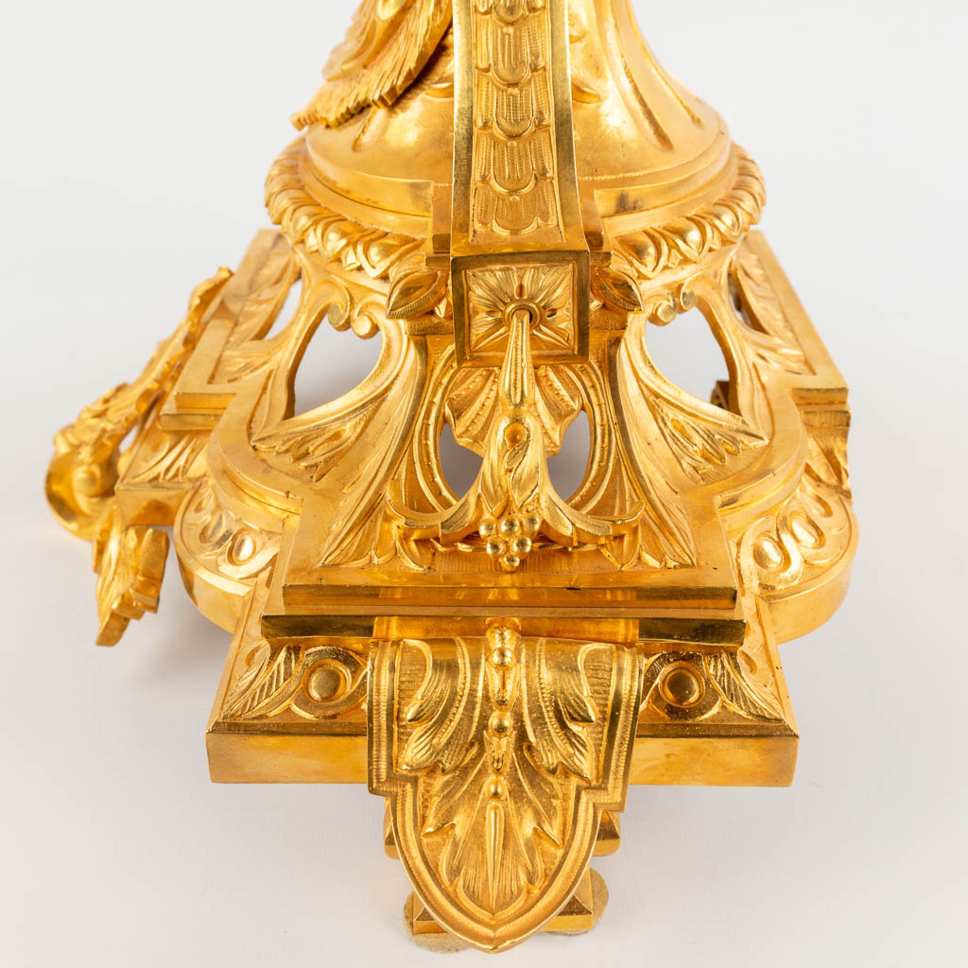 A three-piece mantle garniture clock and candelabra, gilt bronze in Louis XV style. 19th C. (L:28 x - Image 13 of 16