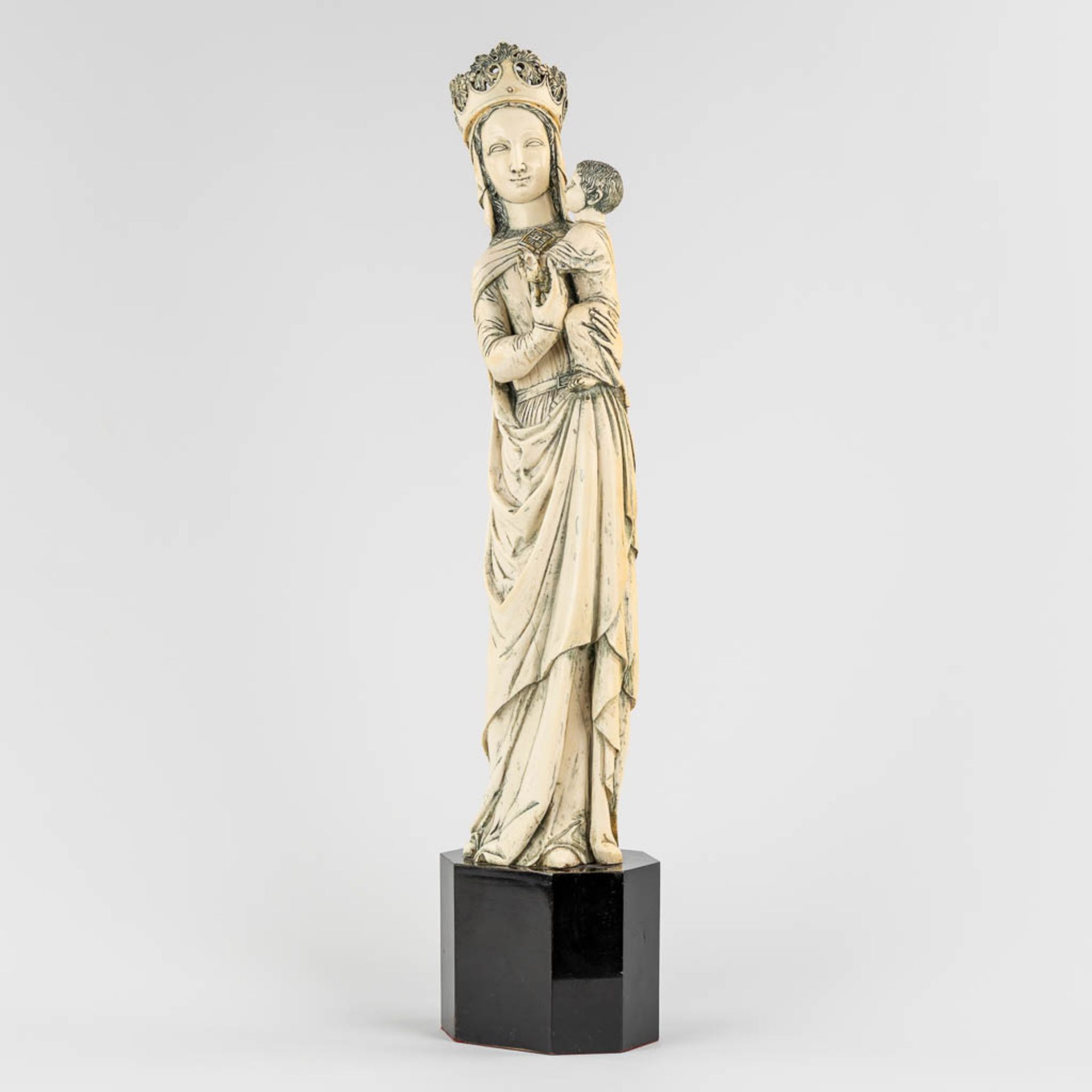 An antique sculpture of Madonna with a Child, Ivory, France. 19th C. (L:10,5 x W:14 x H:59 cm) - Image 3 of 11