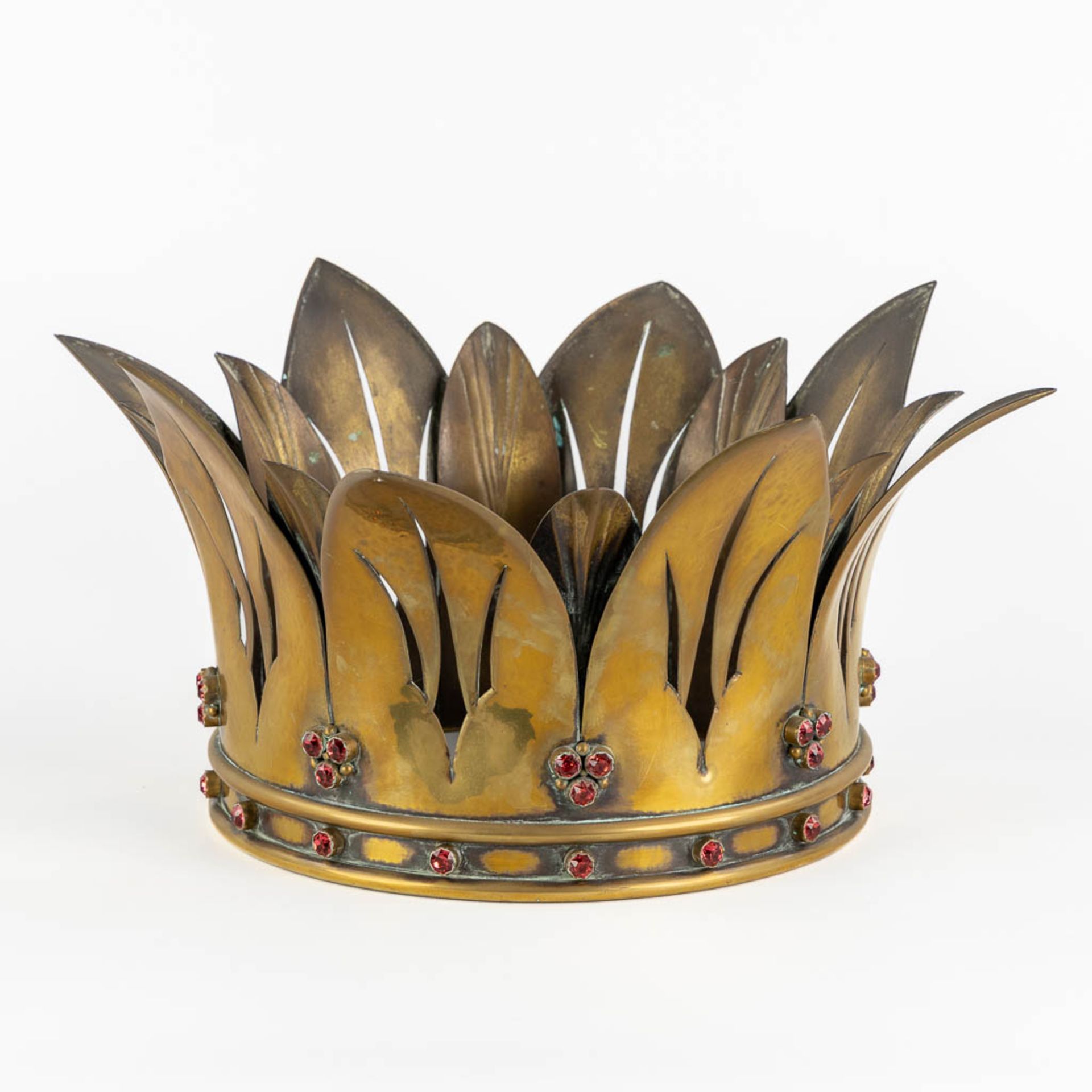 An antique and large bronze crown for a statue, decorated with cabochons. Circa 1900. (H:19 x D:40 c - Image 3 of 10