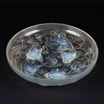 Verlys, an opalescent glass bowl decorated with fish. (H:5,5 x D:27 cm)