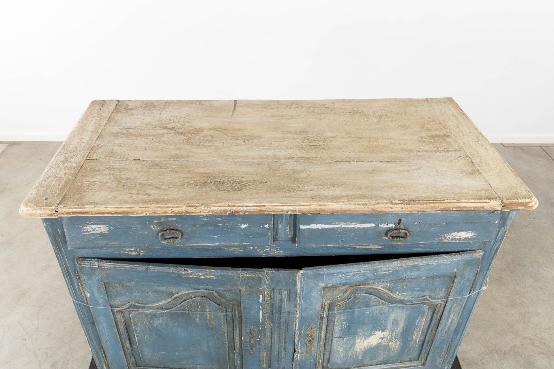 An antique commode, blue-patinated. 18th C. (L:63 x W:131 x H:100 cm) - Image 11 of 11