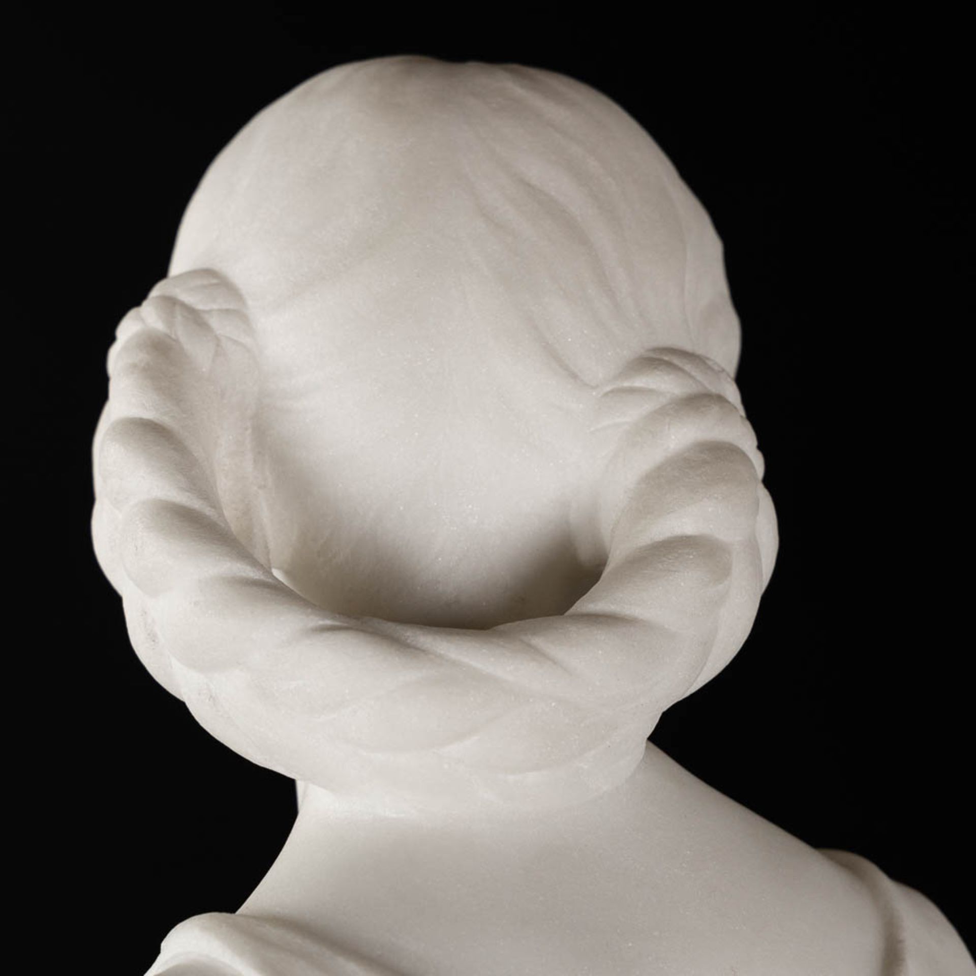 Hippolyte MOREAU (1832-1927) 'Lady with flowers' sculptured Carrara marble. (L:25 x W:35 x H:80 cm) - Image 12 of 12