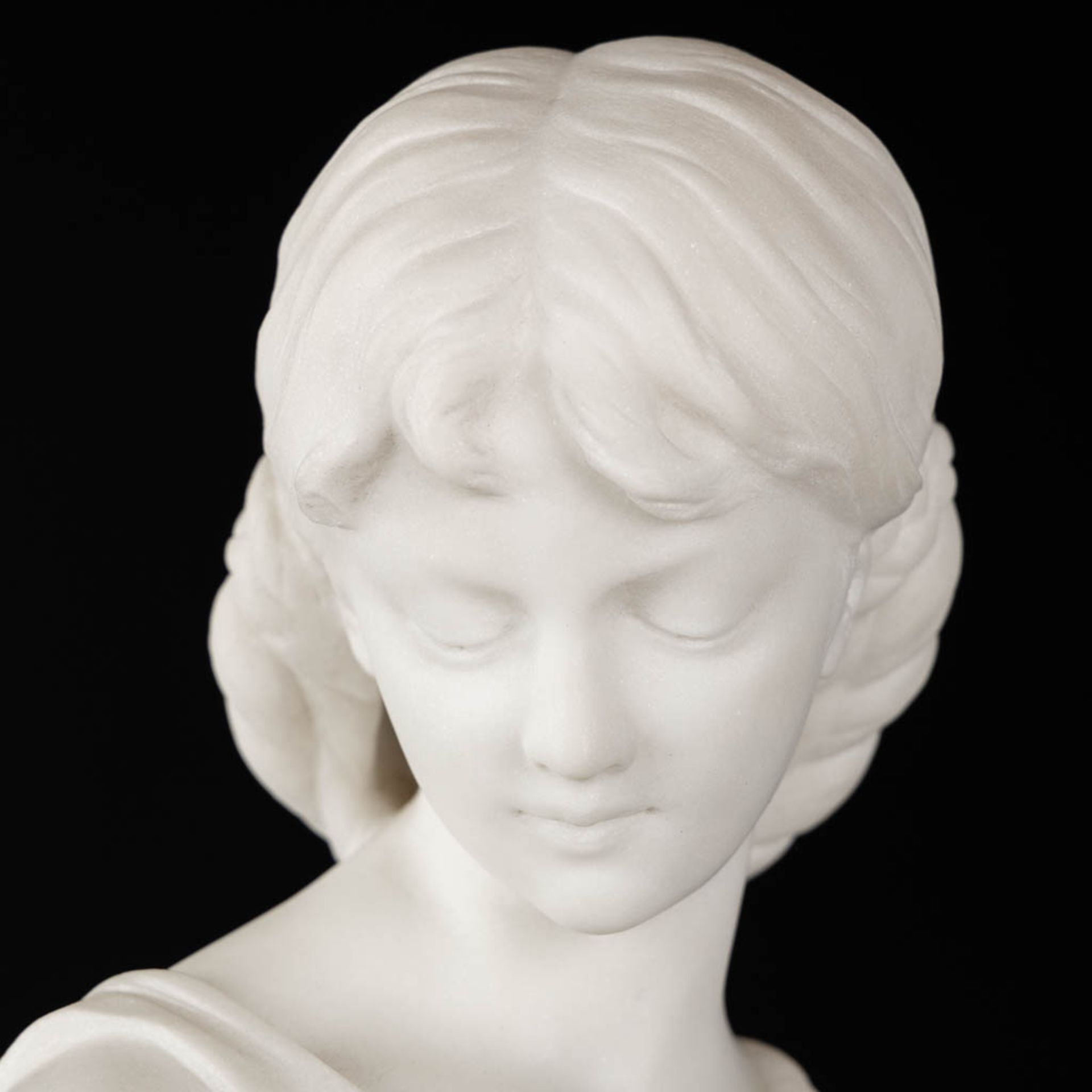 Hippolyte MOREAU (1832-1927) 'Lady with flowers' sculptured Carrara marble. (L:25 x W:35 x H:80 cm) - Image 10 of 12