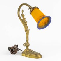A bronze table lamp with a pâte-de-verre lampshade. (L:12 x W:31 x H:36,5 cm)