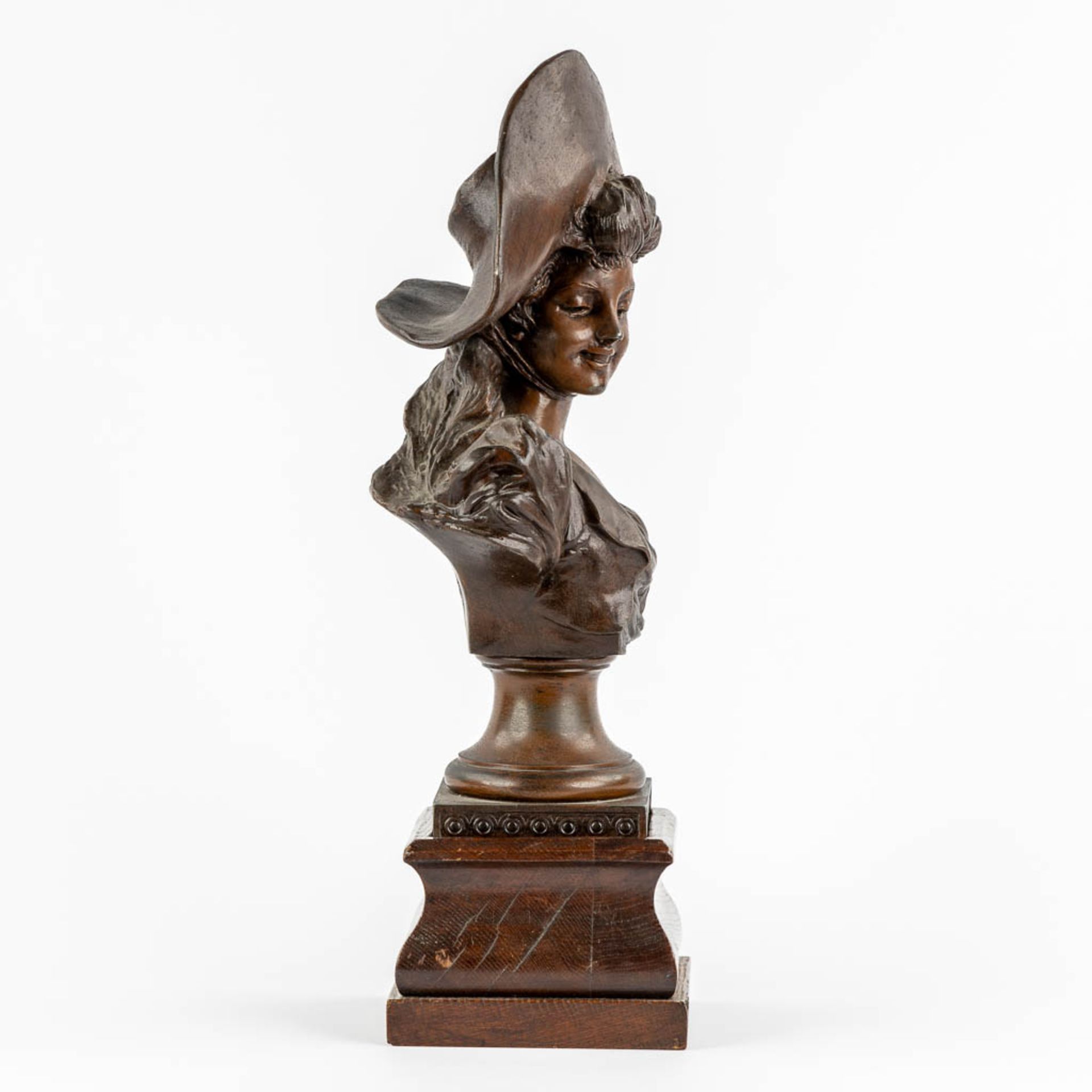 Georges VAN DER STRAETEN (1856-1928) 'Decorative bust', patinated spelter. (L:14 x W:20 x H:38 cm) - Image 6 of 10