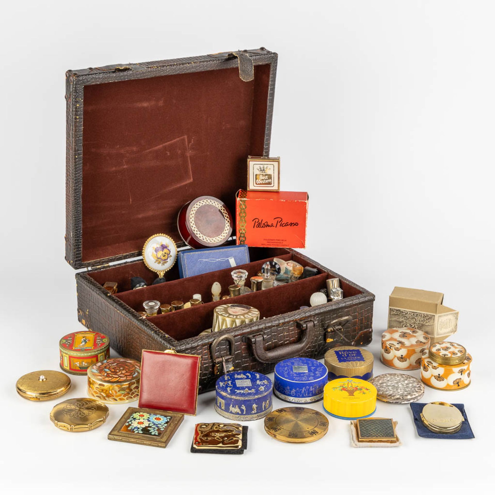 A large collection of perfume, vanity and powder boxes. Circa 1920-1940. (L:32 x W:35 x H:13 cm)