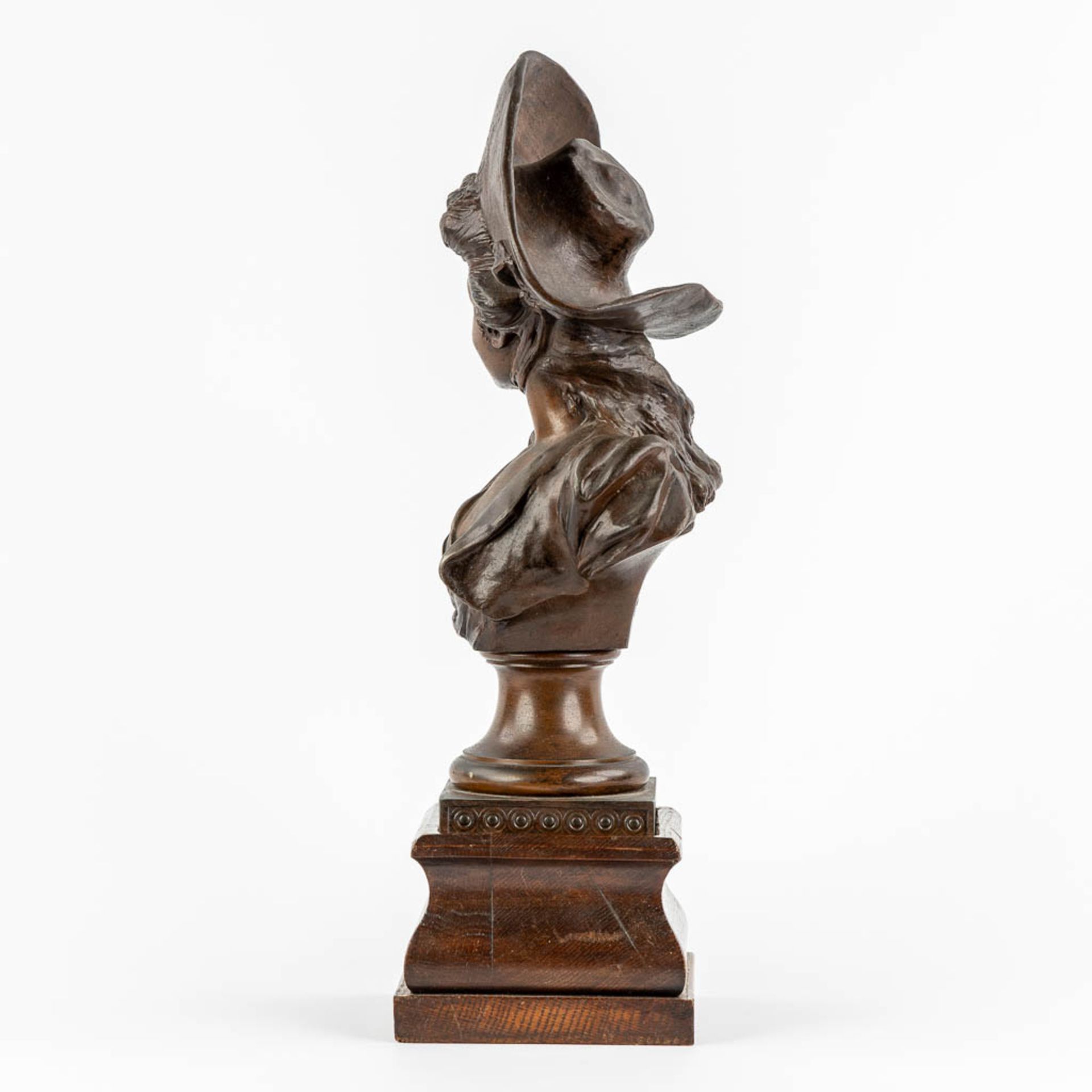 Georges VAN DER STRAETEN (1856-1928) 'Decorative bust', patinated spelter. (L:14 x W:20 x H:38 cm) - Image 4 of 10