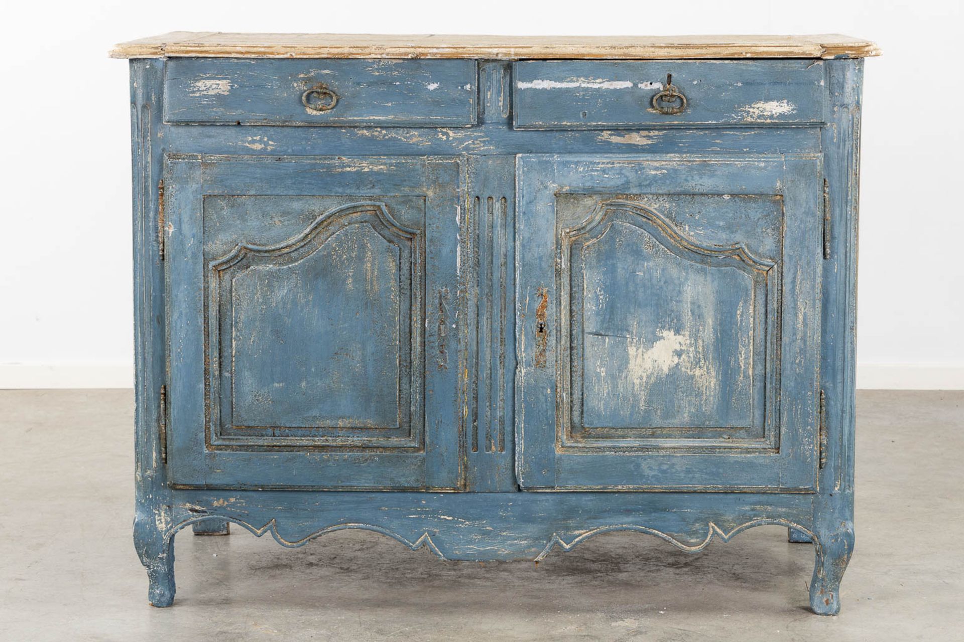 An antique commode, blue-patinated. 18th C. (L:63 x W:131 x H:100 cm) - Image 4 of 11