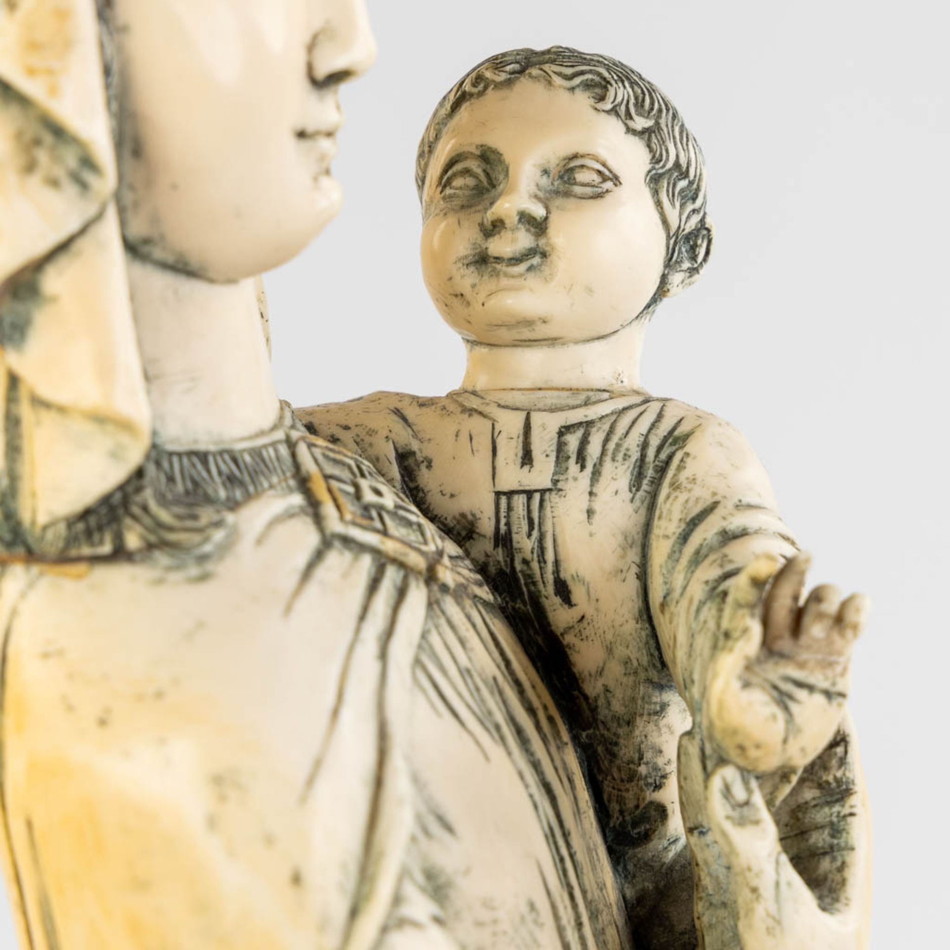 An antique sculpture of Madonna with a Child, Ivory, France. 19th C. (L:10,5 x W:14 x H:59 cm) - Image 8 of 11