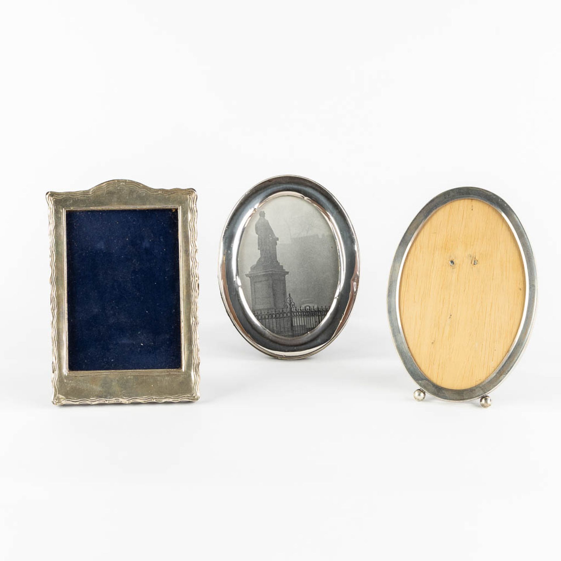 Three picture frames with a silver rim. (W:12 x H:18,5 cm)