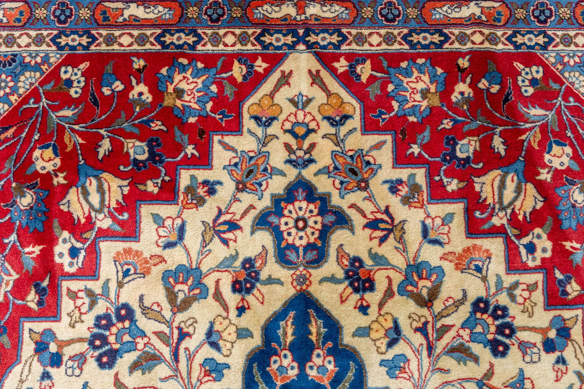 An Oriental hand-made carpet, Varamin. (L:28 x W:203 cm) - Image 7 of 11