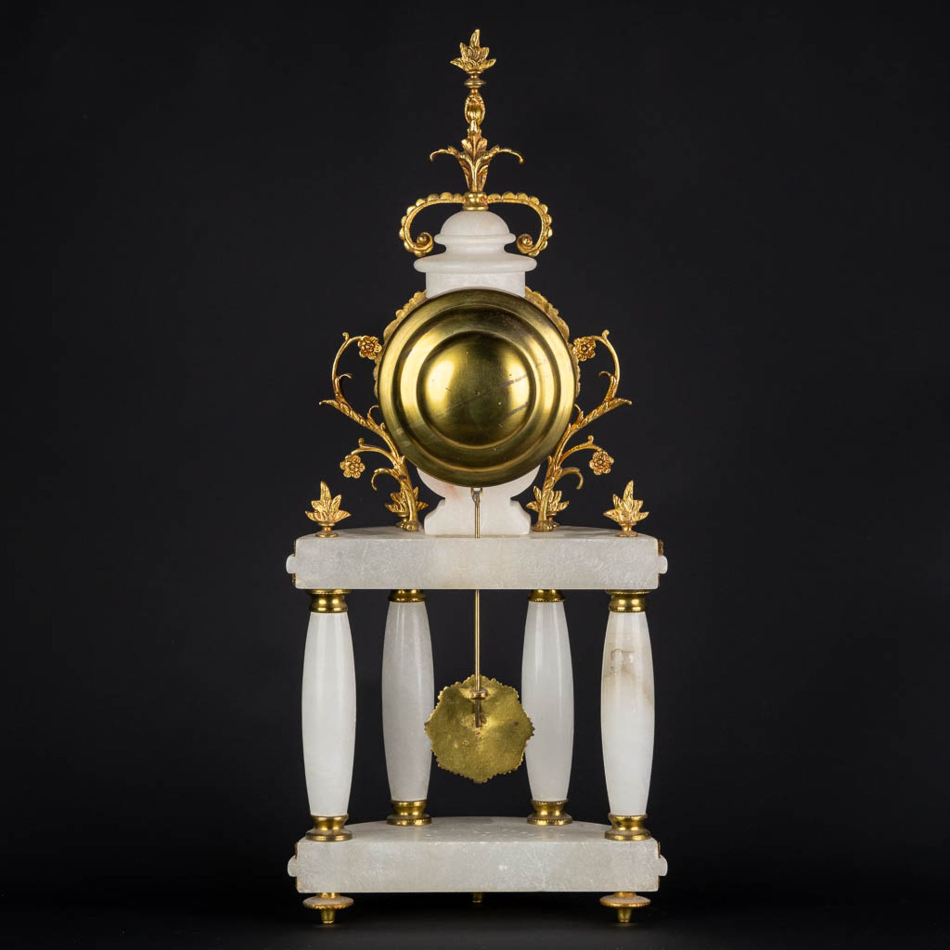 A column clock, brass and alabaster. 20th C. (L:13 x W:25 x H:60 cm) - Image 5 of 13
