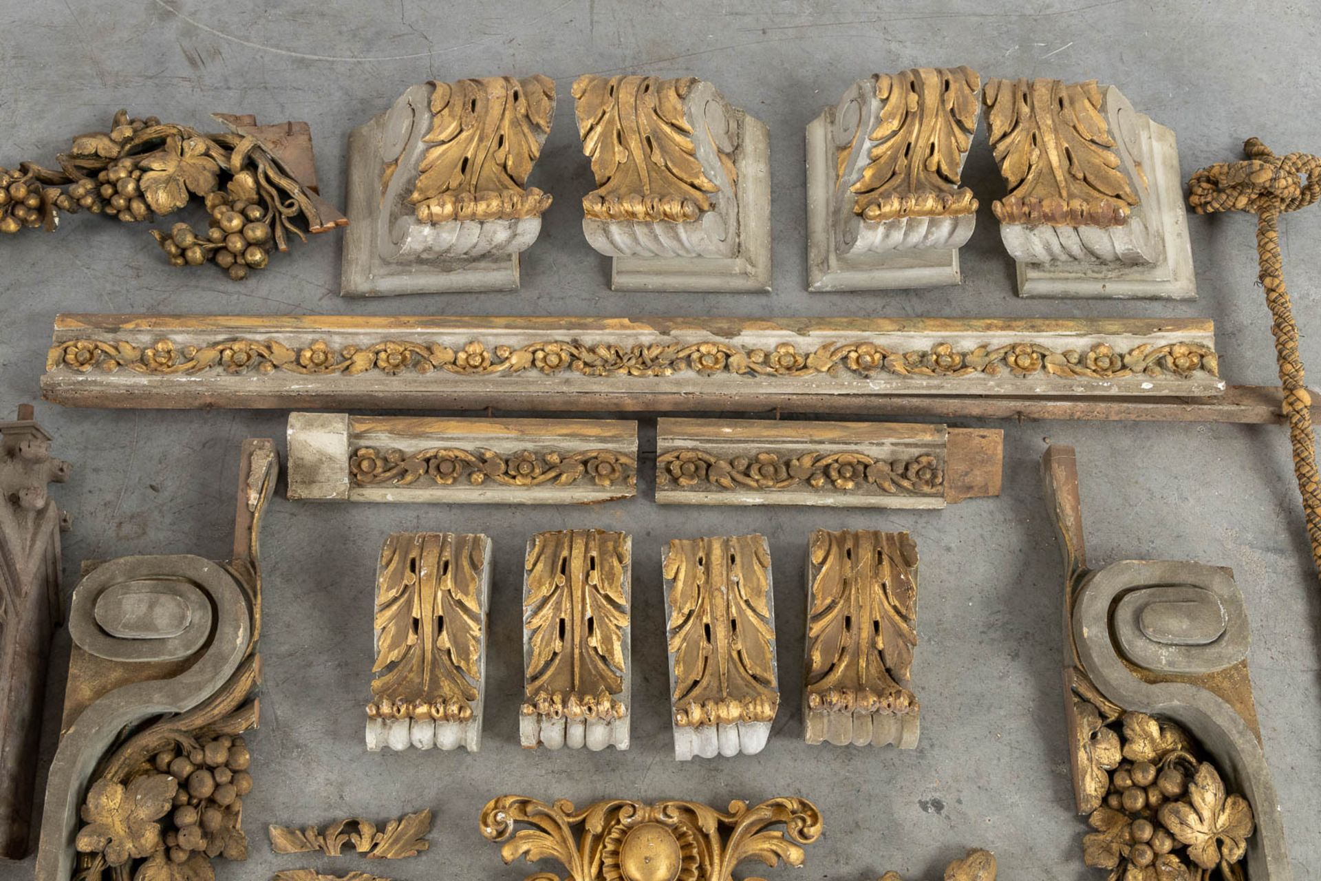 A large collection of sculptured wood parts and Architectural elements, 19th and 20th C. (L:116 cm) - Image 5 of 19