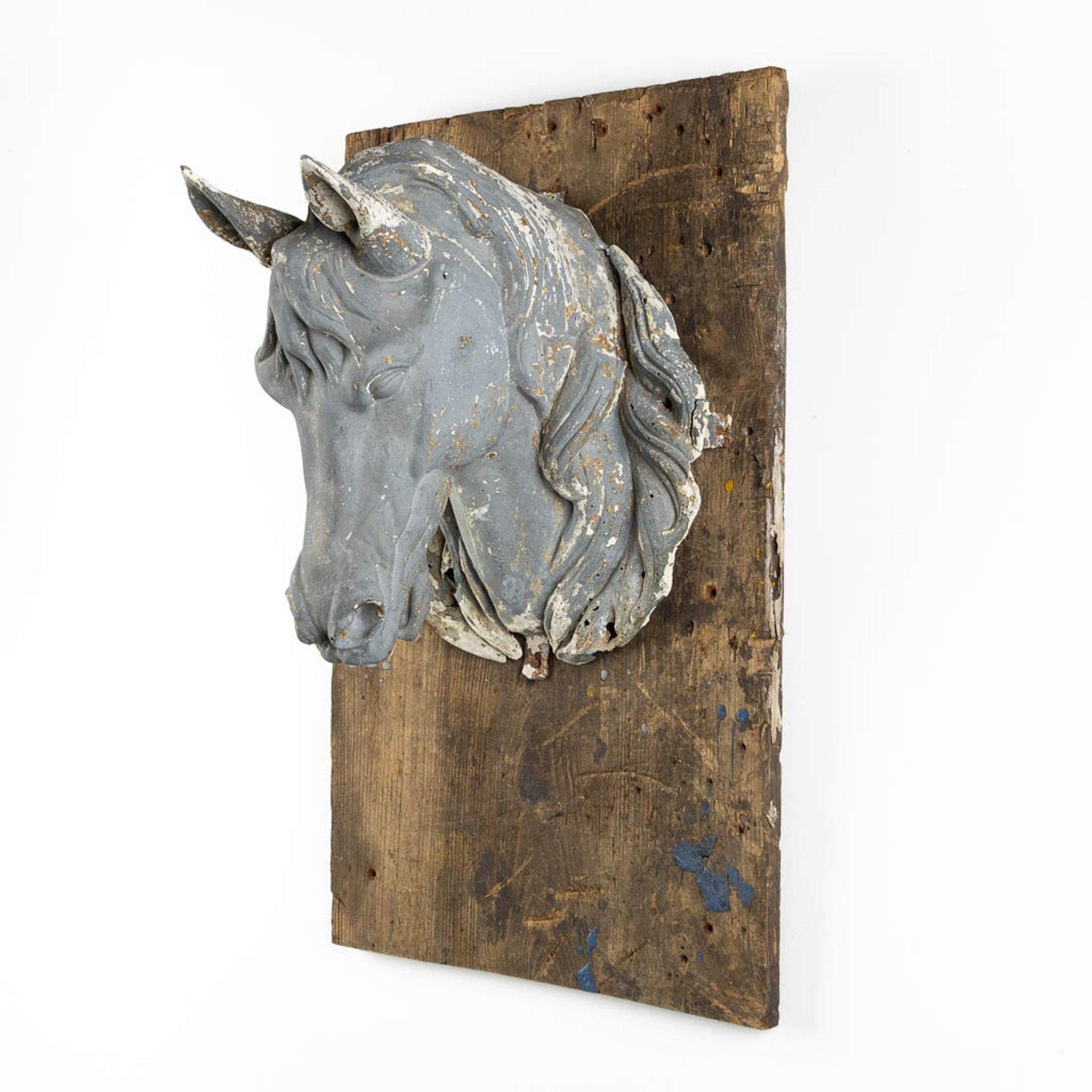 An antique zinc Horse Head, mounted on a wood board. Circa 1920. (L:40 x W:39 x H:44 cm) - Image 6 of 13