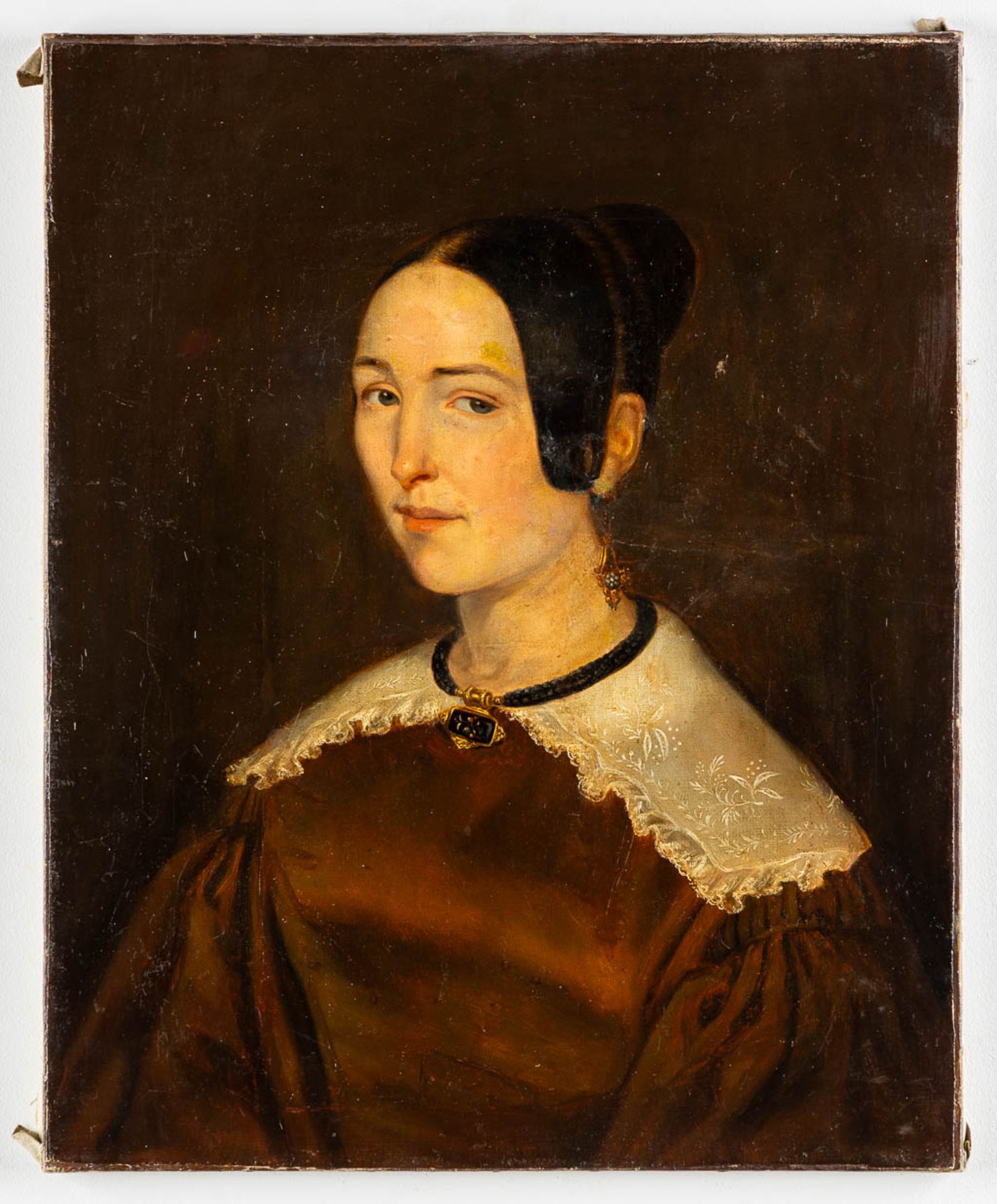 An antique portrait of a lady, oil on canvas. (W:50 x H:62 cm)