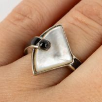 Elisabeth KOLLER (XX) 'Ring with onyx, enamel and mother of pearl'. 8,86g. Ring size: 54.