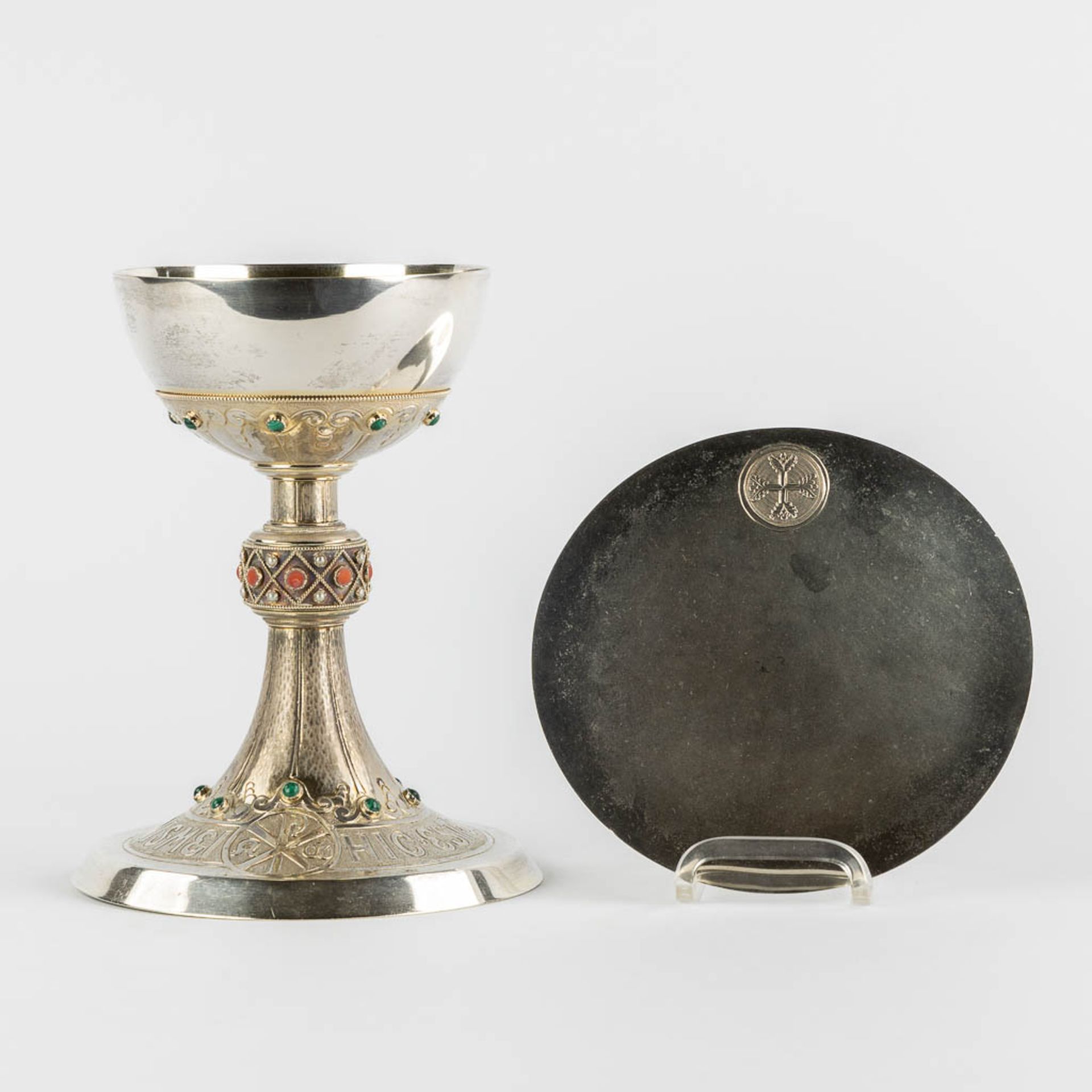 Joh ALOYS BRUUN (XIX) A chalice with paten, silver decorated with cabochons, malachite and pearls. G