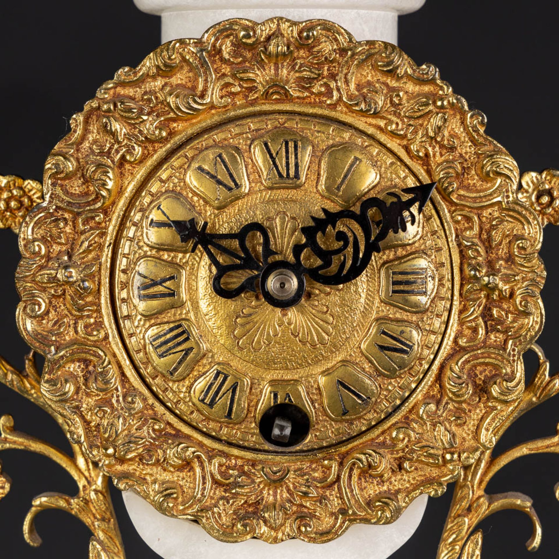 A column clock, brass and alabaster. 20th C. (L:13 x W:25 x H:60 cm) - Image 7 of 13