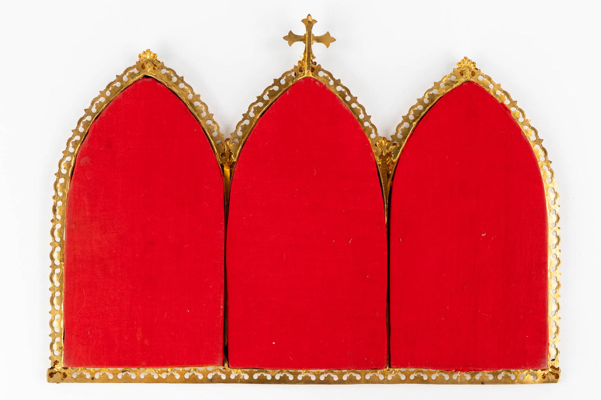 A set of 'Canon Boards' gilt brass in Gothic Revival style. 20th C. (W:43 x H:31 cm) - Image 9 of 9