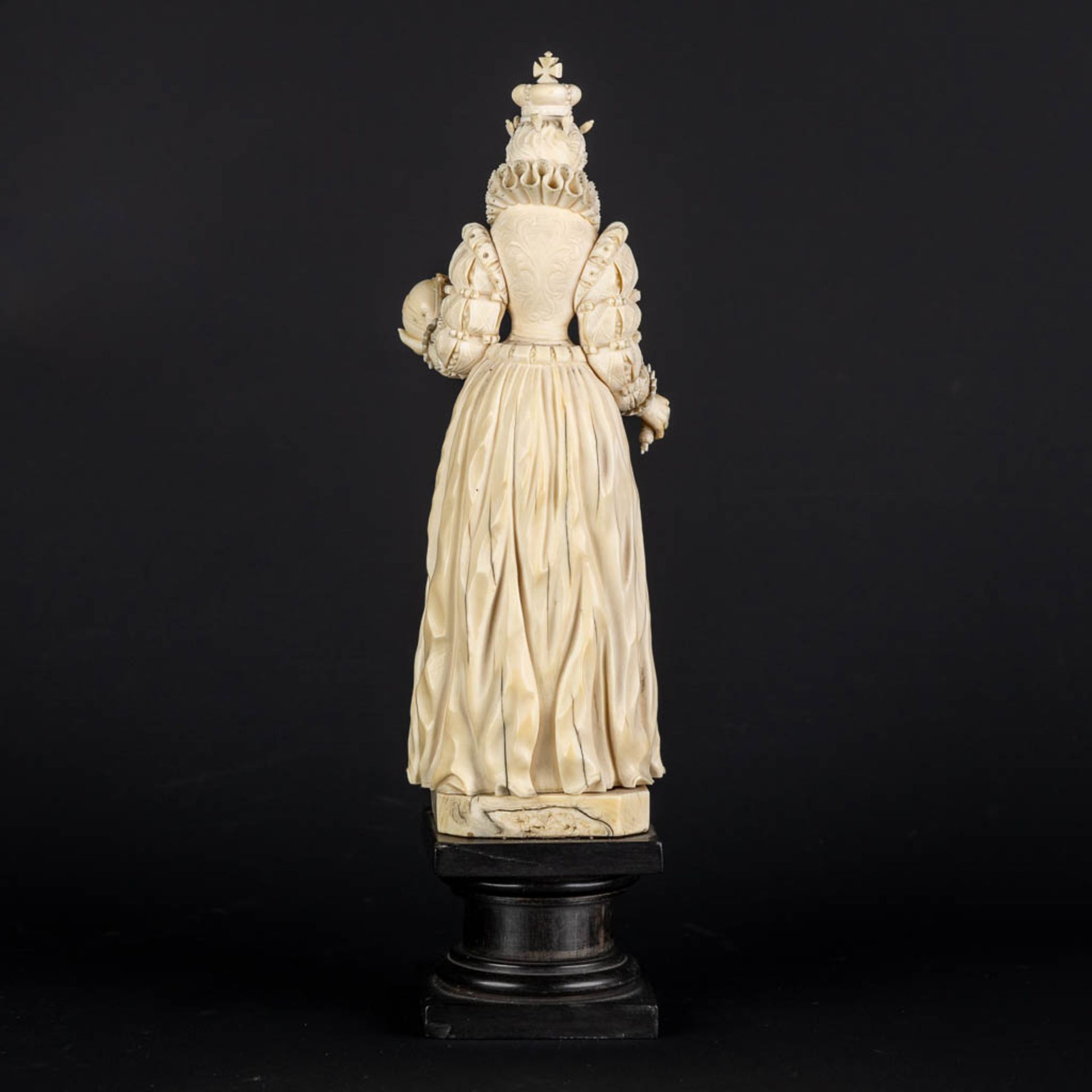 An antique ivory sculpture of Queen Elisabeth 1st, Dieppe, France, 19th C. (H:20,3 x D:6 cm) - Image 6 of 15