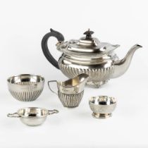An antique teapot, sugar pot, milk jug and tea maker, Silver, England. 922g. (L:13 x W:29 x H:15 cm