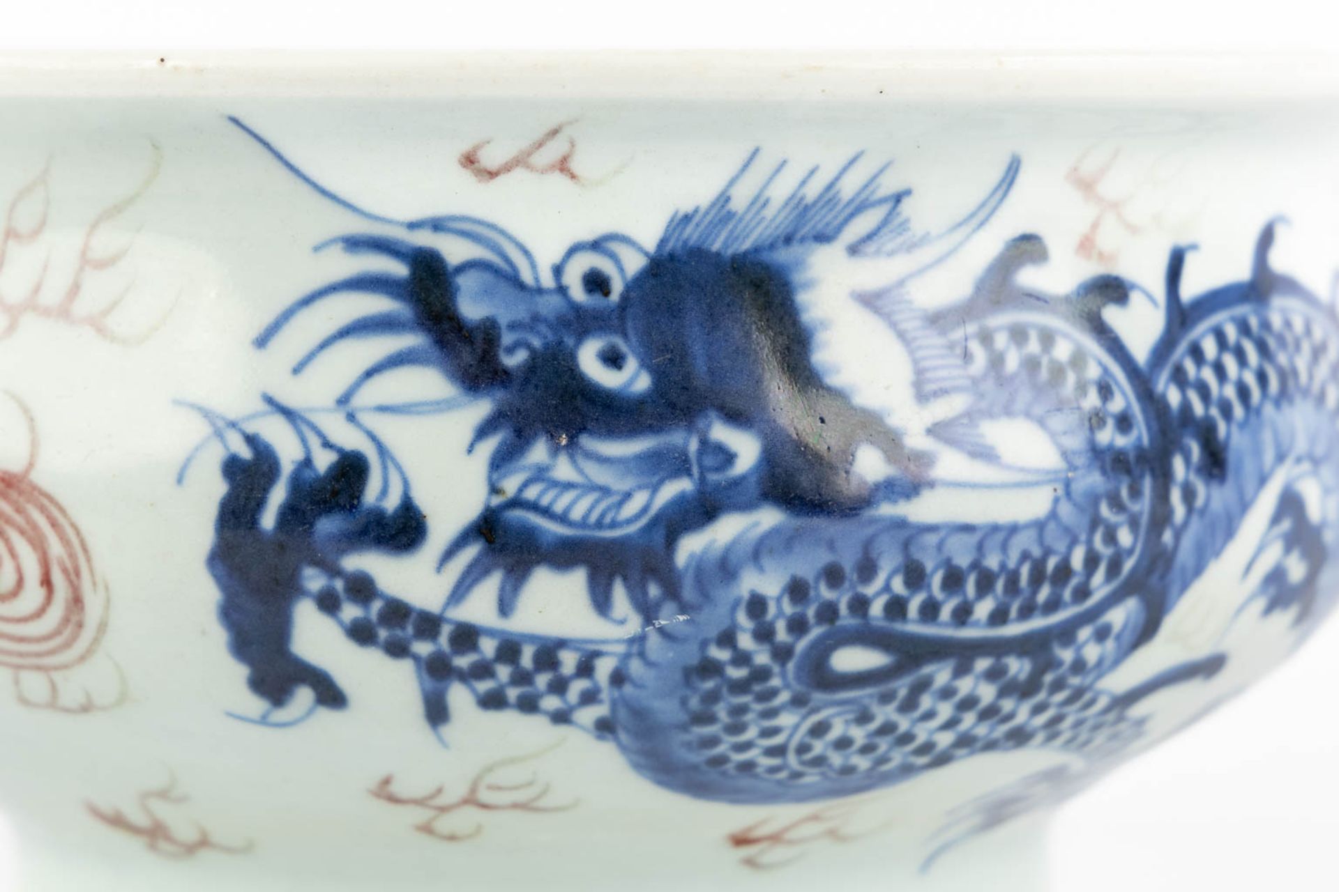 A Chinese cencer with a blue-white and red dragon decor. 19th C. (H:11 x D:21,5 cm) - Image 10 of 11