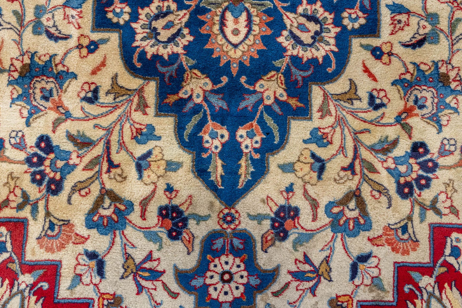 An Oriental hand-made carpet, Varamin. (L:28 x W:203 cm) - Image 5 of 11