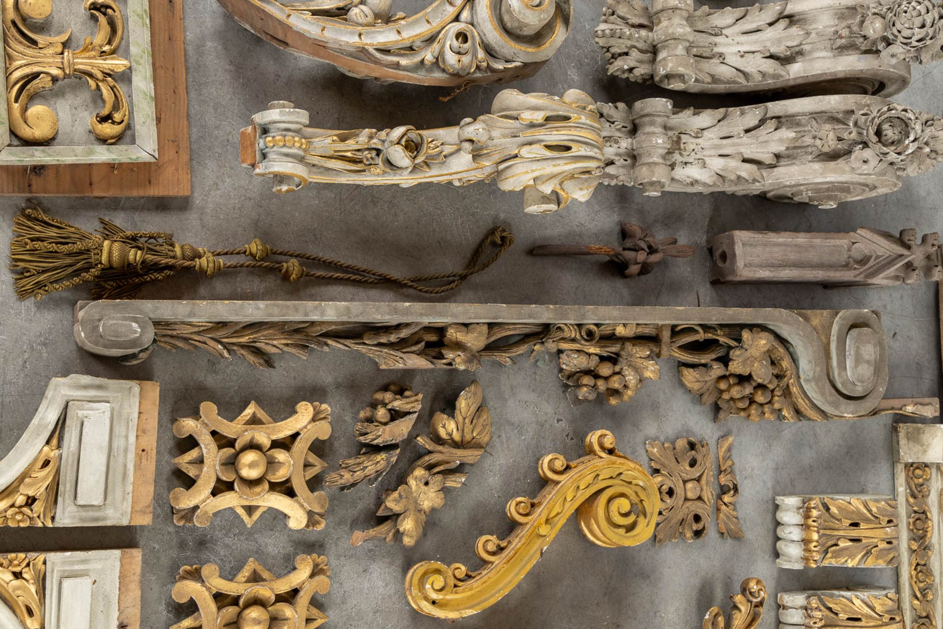 A large collection of sculptured wood parts and Architectural elements, 19th and 20th C. (L:116 cm) - Image 7 of 19