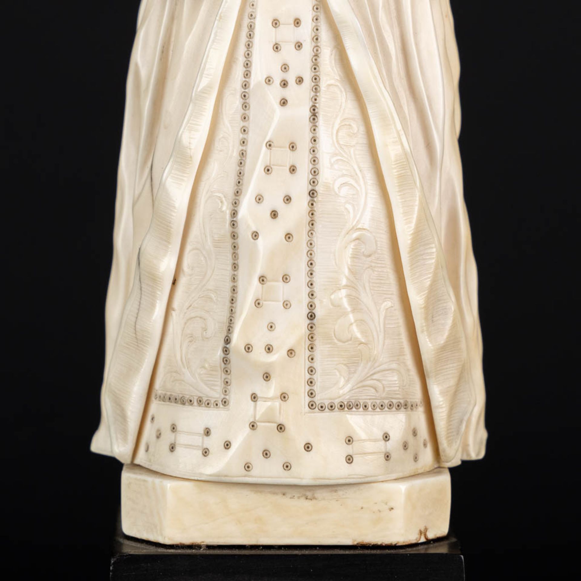 An antique ivory sculpture of Queen Elisabeth 1st, Dieppe, France, 19th C. (H:20,3 x D:6 cm) - Image 13 of 15