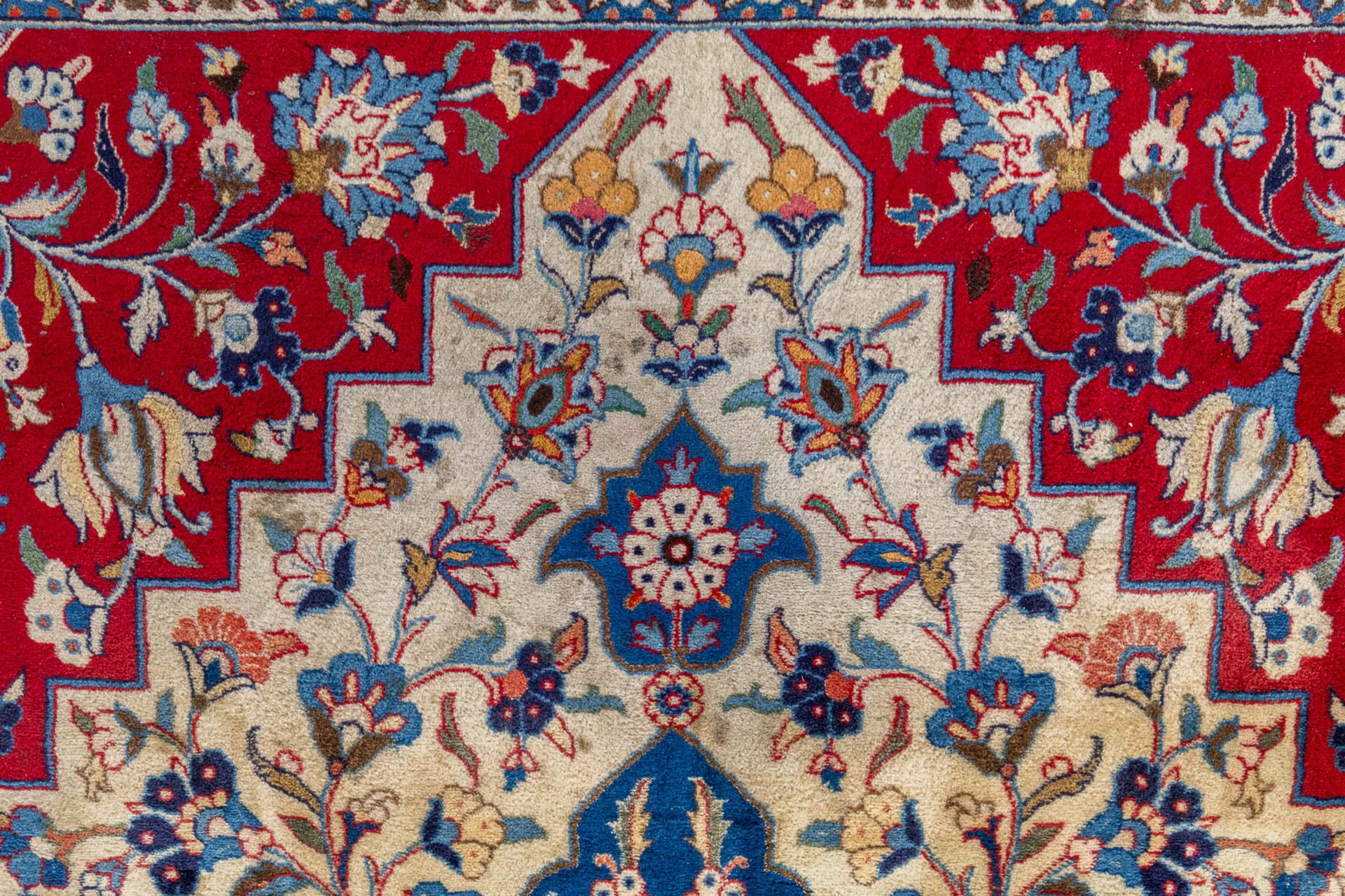 An Oriental hand-made carpet, Varamin. (L:28 x W:203 cm) - Image 4 of 11