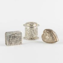 Three small trinklet boxes with repousse decor, silver, England and The Netherlands. 362g. (H:9,5 x