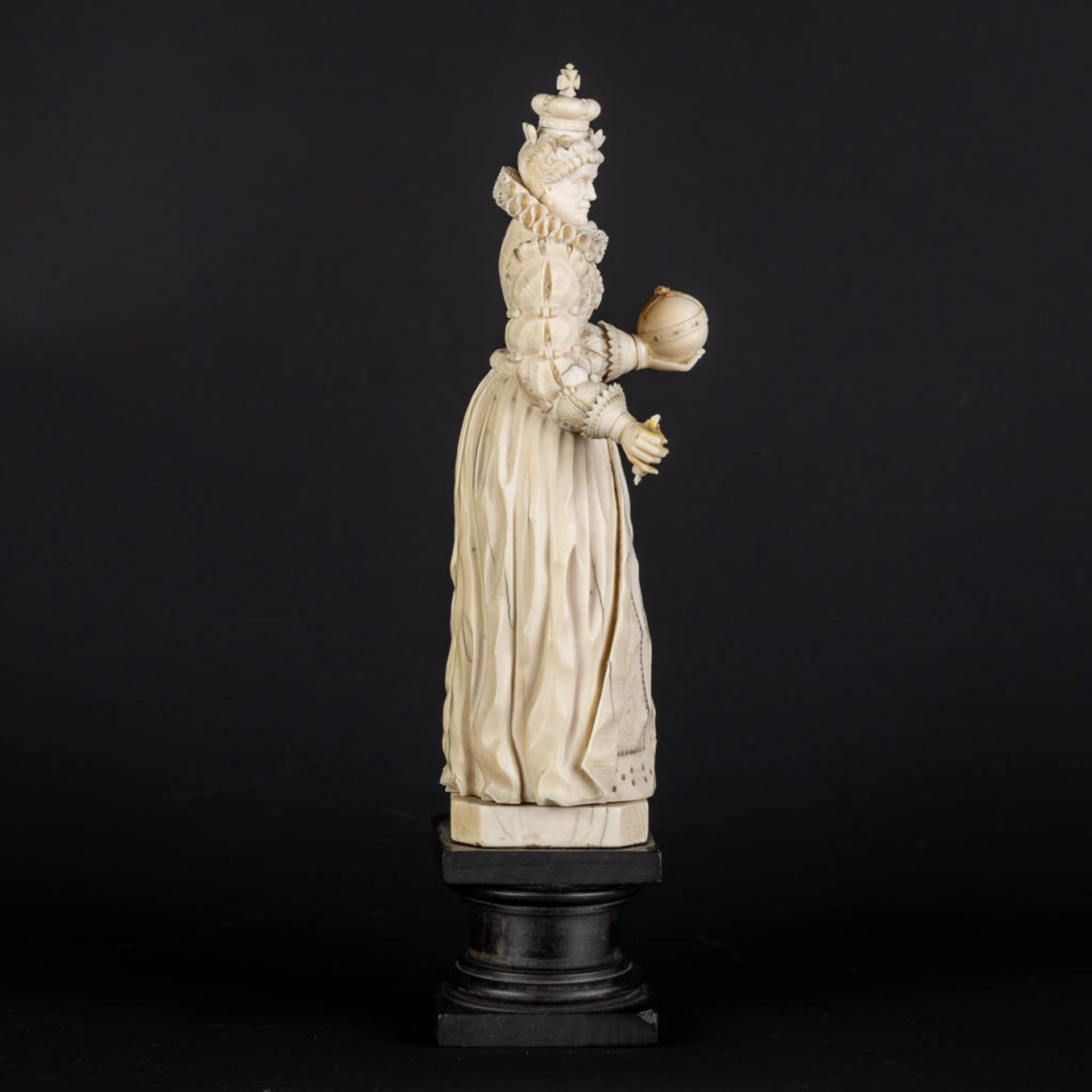 An antique ivory sculpture of Queen Elisabeth 1st, Dieppe, France, 19th C. (H:20,3 x D:6 cm) - Image 7 of 15