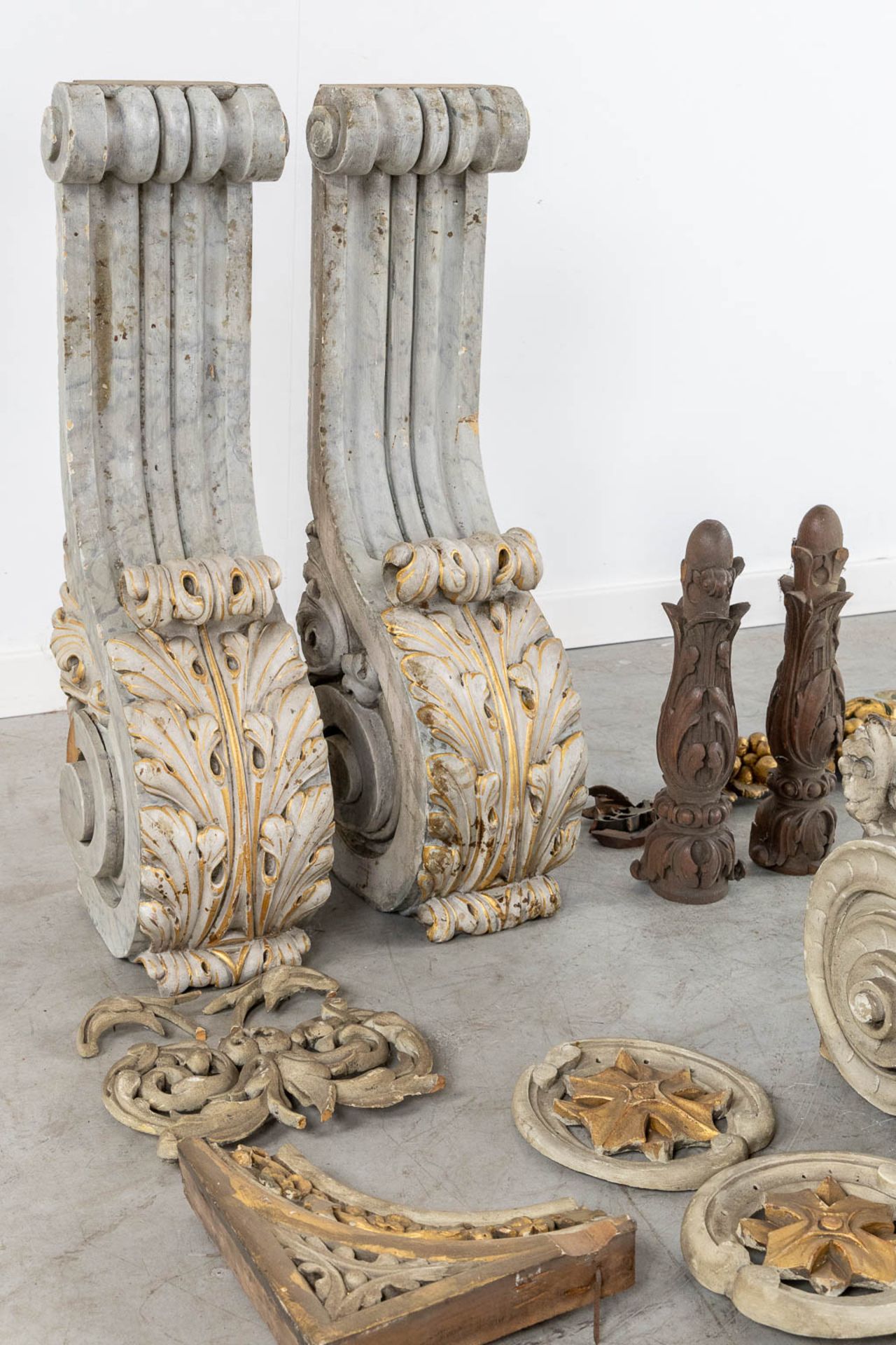A large collection of sculptured wood parts and Architectural elements, 19th and 20th C. (L:116 cm) - Image 10 of 19