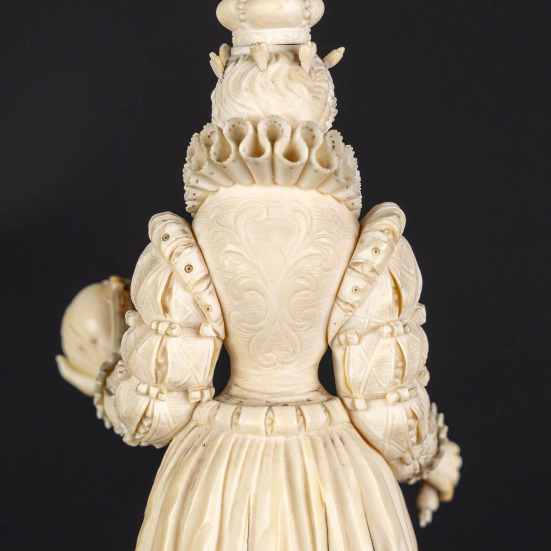 An antique ivory sculpture of Queen Elisabeth 1st, Dieppe, France, 19th C. (H:20,3 x D:6 cm) - Image 14 of 15