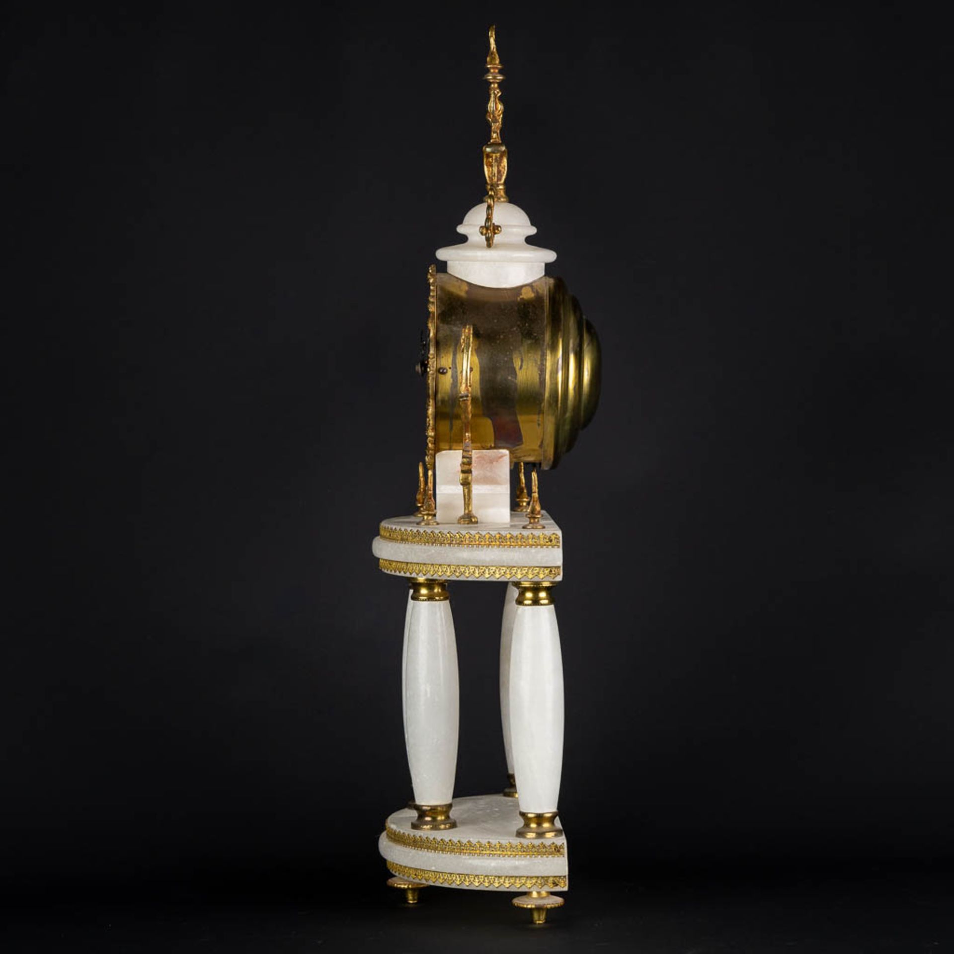 A column clock, brass and alabaster. 20th C. (L:13 x W:25 x H:60 cm) - Image 6 of 13